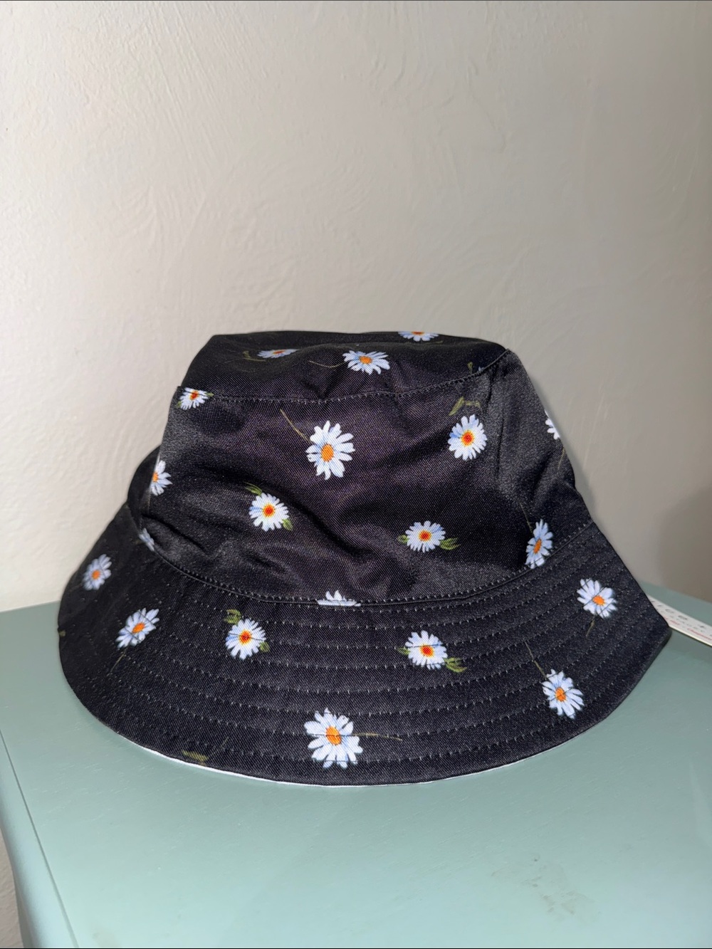 Alice + Olivia x FabFitFun Reversible Daisy Bucket Hat NWT